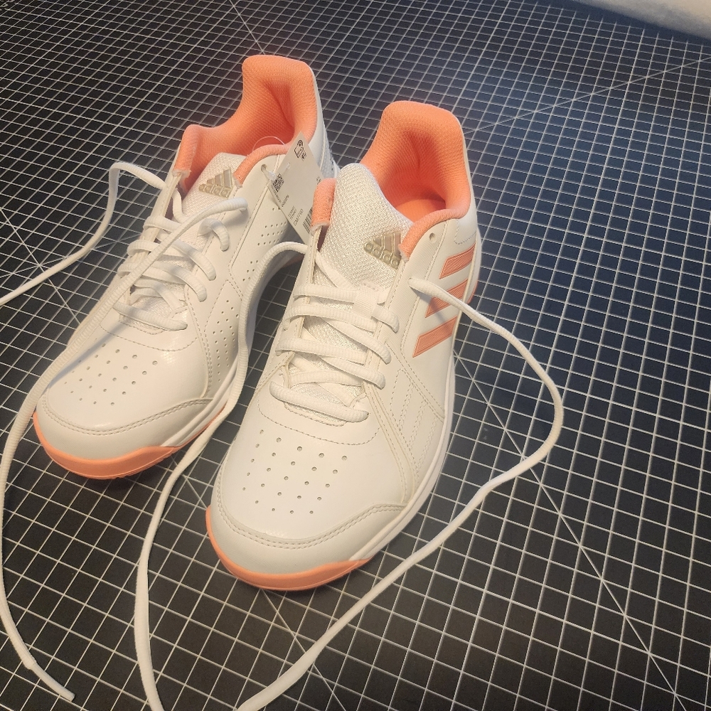 NWT Adidas Aspire tennis shoe, US7, runs large